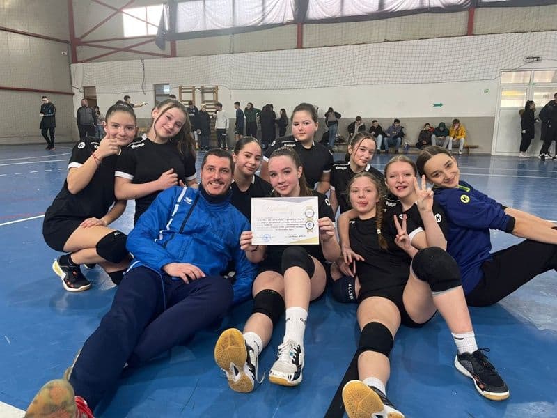 Școala „Mihail Kogălniceanu” Dorohoi din nou campioană județeană la handbal fete gimnaziu - FOTO