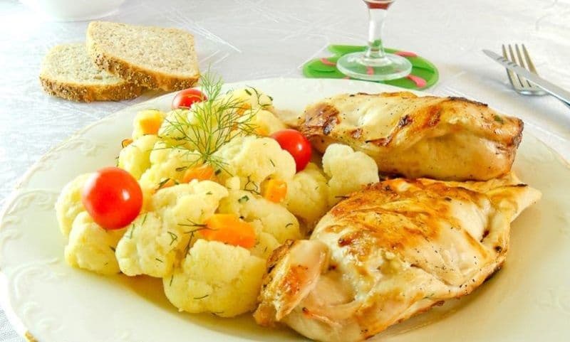 Piept de pui umplut și conopidă sotată