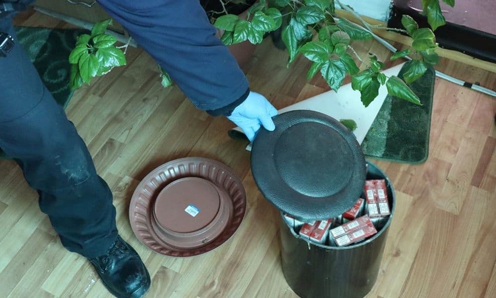 Ţigări de contrabandă ascunse în canapele, ghivece cu flori sau în podul casei, descoperite în urma unor percheziții în judeţul Botoşani - FOTO