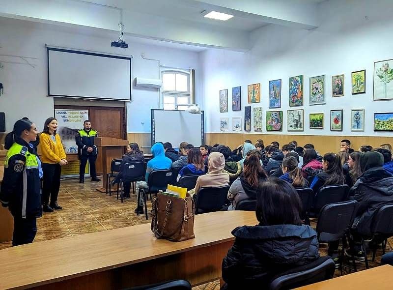 „Dincolo de aparenţe”, sesiune de informare a polițiștilor botoșăneni împotriva consumului de droguri
