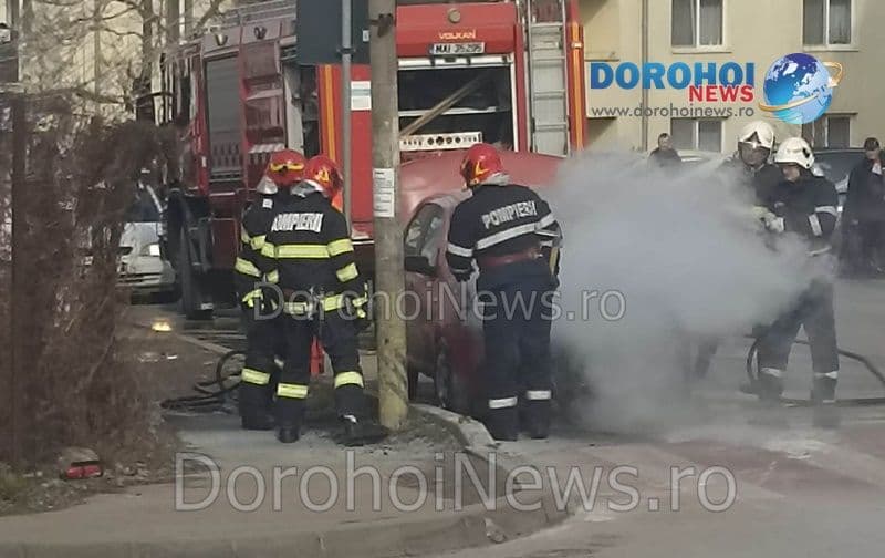 Mașină cuprinsă de flăcări pe o stradă din Dorohoi - FOTO