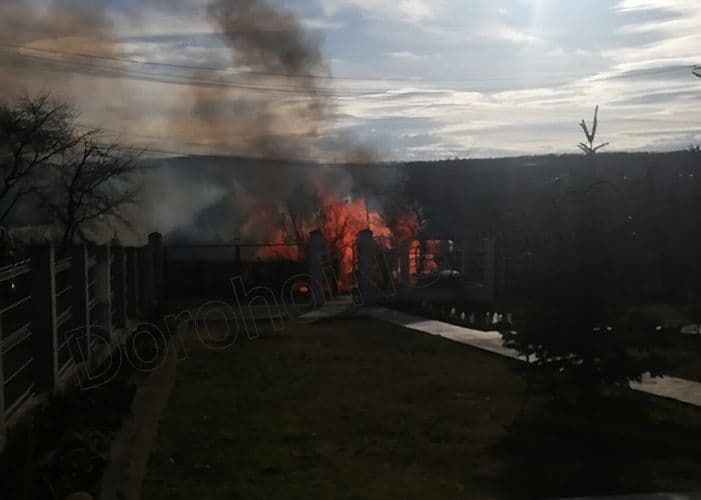 Depozit de furaje și o anexă mistuite de flăcări la Șendriceni - FOTO