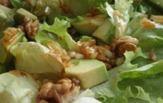 Salată de țelină, avocado și nucă