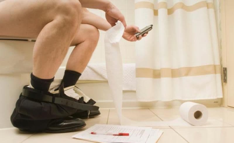 Mergi cu telefonul mobil la toaletă? Cât de periculos este acest obicei pentru sănătate