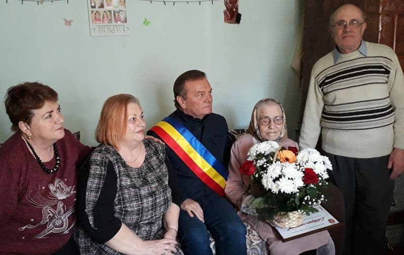 „Cetățean centenar” din Dorohoi sărbătorit de rude și autorități - FOTO