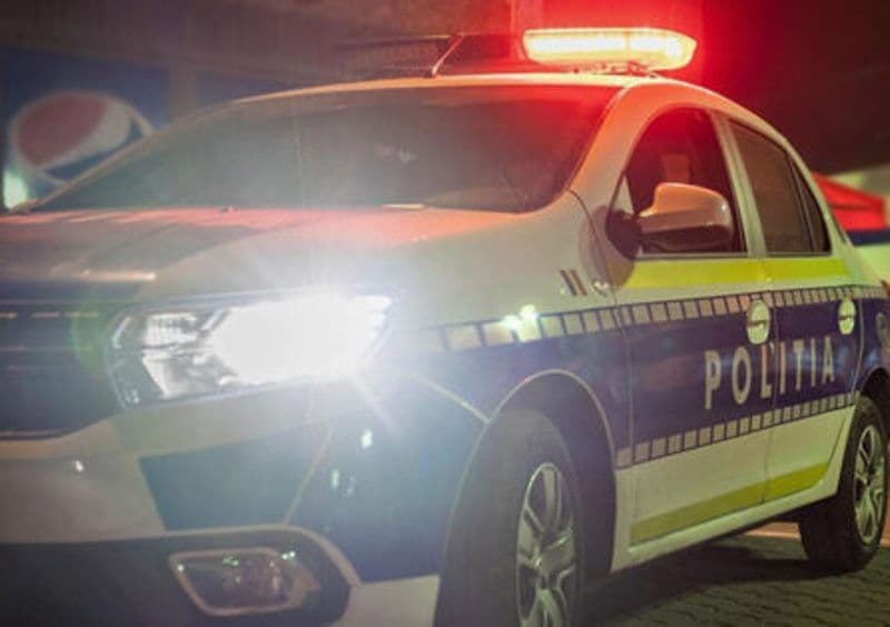 Autoturism staționat pe banda de circulație de pe strada Spiru Haret din Dorohoi. Vezi ce surpriză au avut polițiștii!