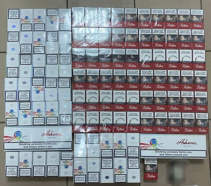 Bărbat amendat de jandarmi după ce a fost depistat comercializând țigări de contrabandă - FOTO