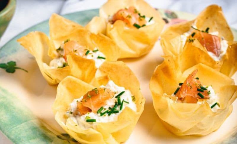 Mini-Tarte cu cremă de brânză și salam