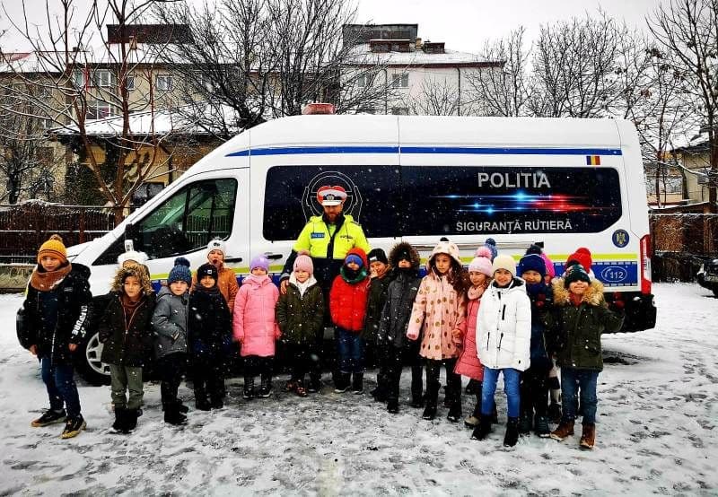 Activități educative desfășurate de polițiști în unitățile de învățământ - FOTO