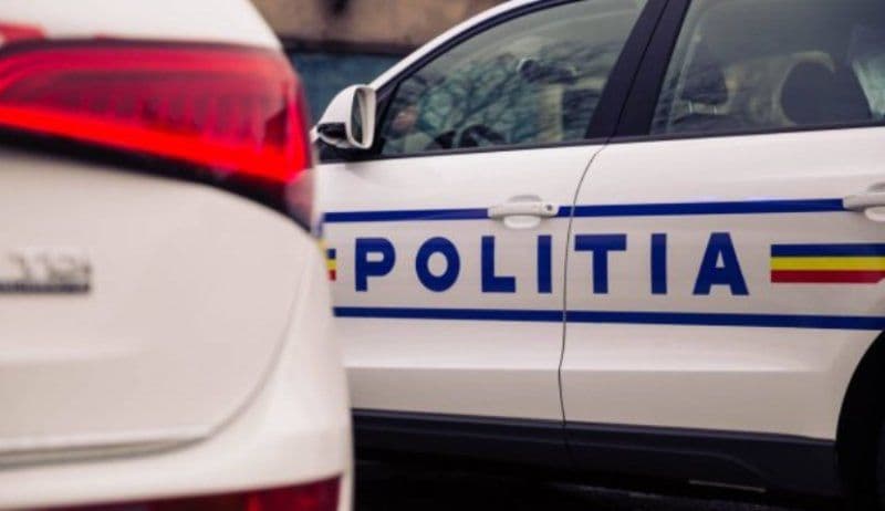 S-a urcat beat la volan şi a lovit o maşină parcată
