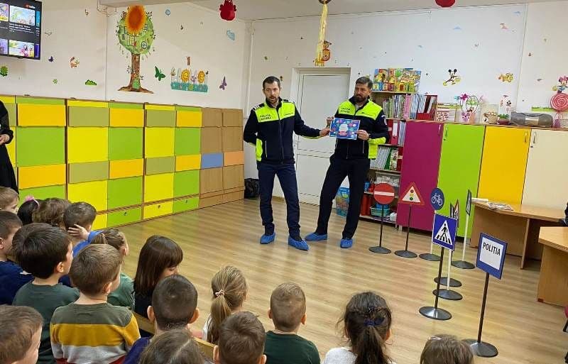 Activitate de educație rutieră la două unități de învățământ din județul Botoșani - FOTO