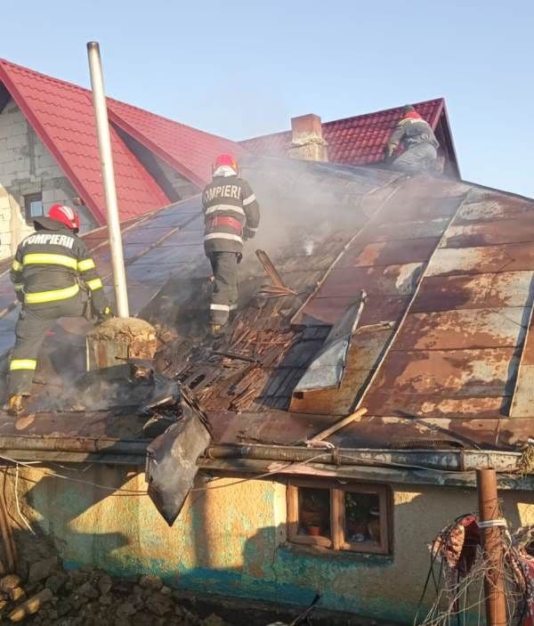 Flăcările unui incendiu au cuprins acoperișul unei case din Stâncești - FOTO