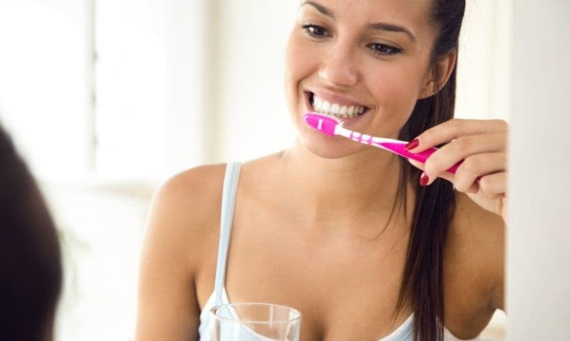 Tratamente naturiste pentru dinți sensibili