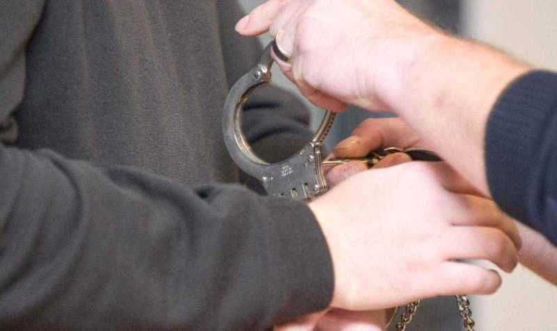 Tineri reținuți pentru distrugere, violare de domiciliu și lovire