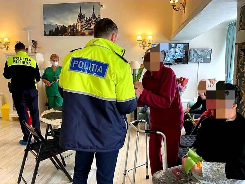 Polițiștii au „dus” primăvara bunicilor de la două cămine de bătrâni din municipiul Botoșani - FOTO