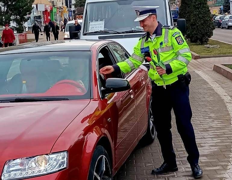 8 MARTIE, cu flori și mesaje preventive, alături de polițiștii botoșăneni - FOTO