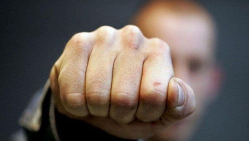 Trei tineri reținuți la Flămânzi după ce au agresat verbal și fizic un băiat de 19 ani