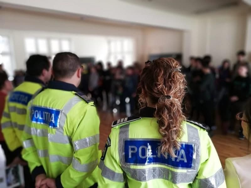 Acțiune a polițiștilor din Dorohoi pentru prevenirea absenteismului școlar