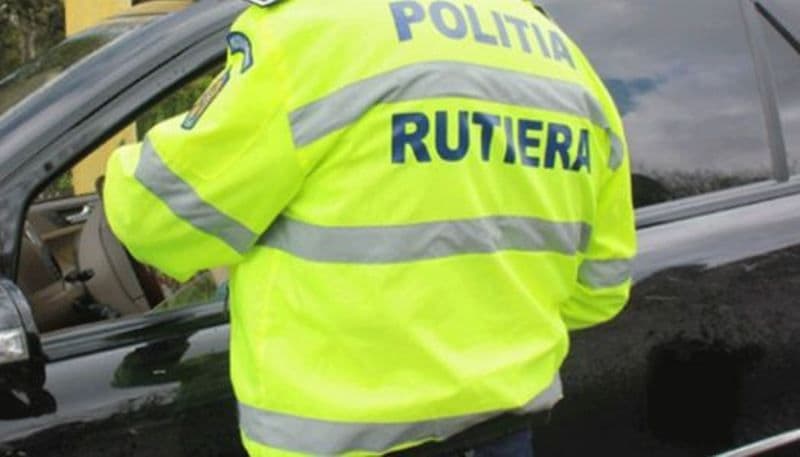 Tânăr de 17 ani, fără permis, prins la volan de polițiști