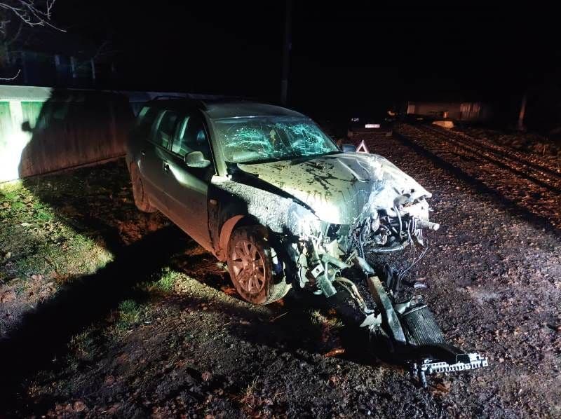Accident pe un drum din județ! O mașină a fost grav avariată iar șoferul a ajuns la spital - FOTO