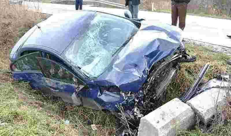 Mort de beat, a intrat cu mașina într-un cap de pod