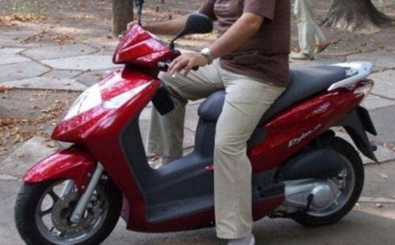 Depistat în timp ce conducea un moped neînmatriculat și fără permis