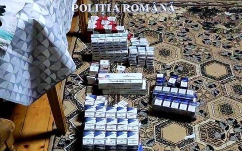 Două persoane reținute, un autoturism, peste 100 de litri de alcool și aproximativ 17.000 de pachete de țigarete, confiscate de polițiștii botoșăneni