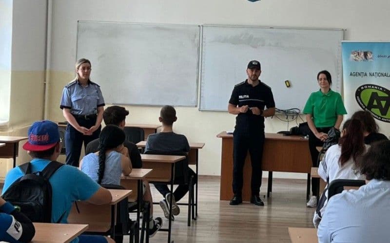 Sesiuni de informare susținute de polițiștii botoșăneni pe tema siguranței online și a riscurilor generate de consumul de droguri