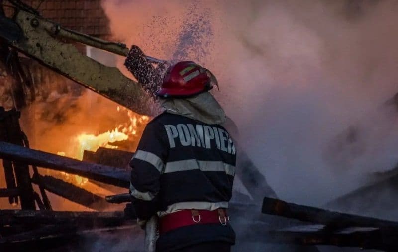 Familie rămasă fără acoperiș deasupra capului din cauza unui incendiu