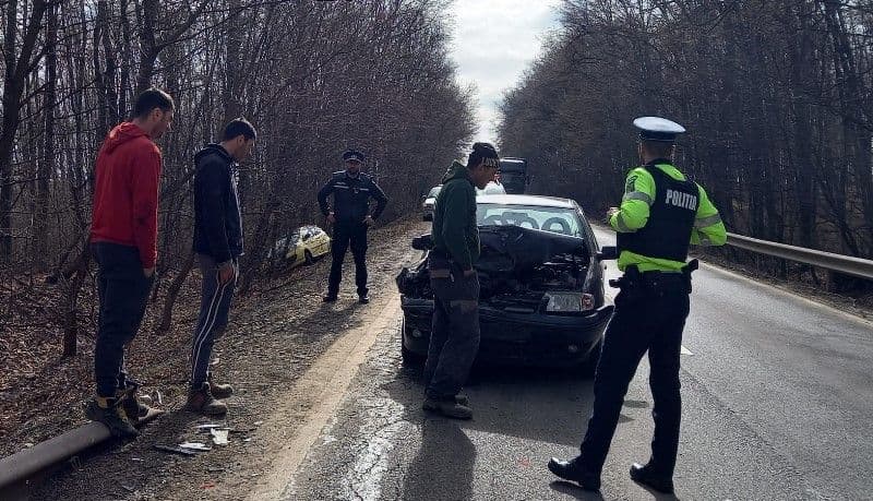 Accident pe drumul Dorohoi-Botoșani. Două mașini s-au ciocnit și alta a ieșit în decor - FOTO