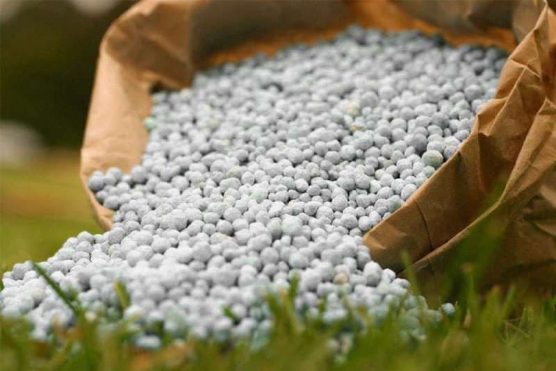 Bărbat cercetat după ce a depozitat 7.000 de kg de îngrășământ pe sol, într-un spațiu neacoperit