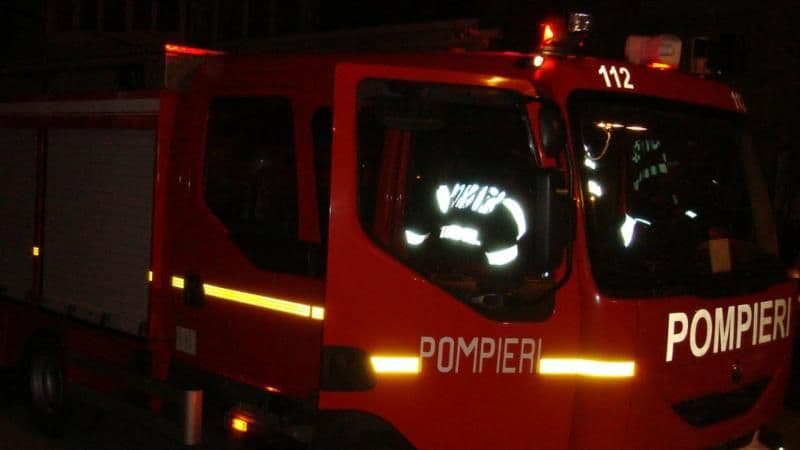 Solarul unei familii din Trușești distrus de un incediu. Pompierii au intervenit