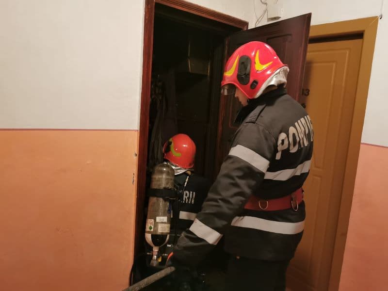 Garsonieră din Botoșani cuprinsă de flăcări. Tânăr ajuns la spital în stare gravă - FOTO