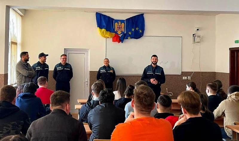Poliţiştii botoşăneni alături de elevi - FOTO