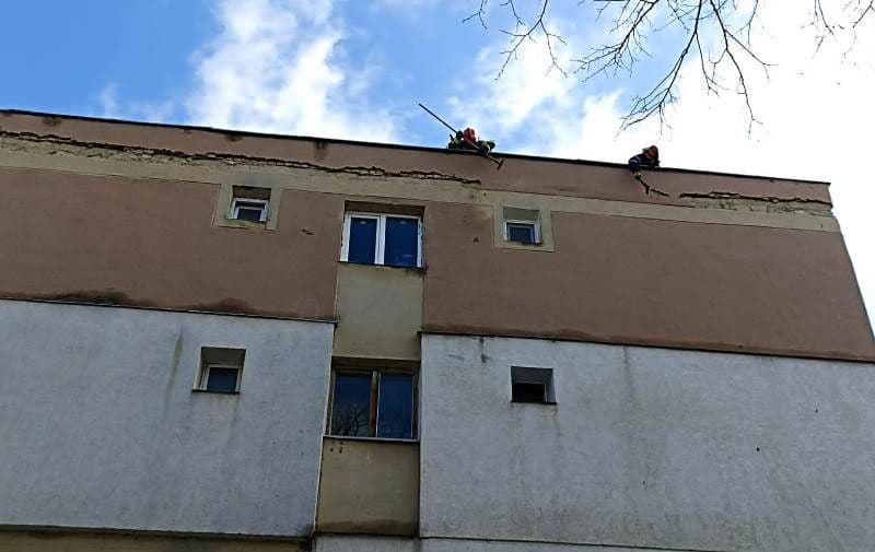 Pompierii botoșăneni continuă să intervină pentru înlăturarea efectelor produse de vântul puternic - FOTO