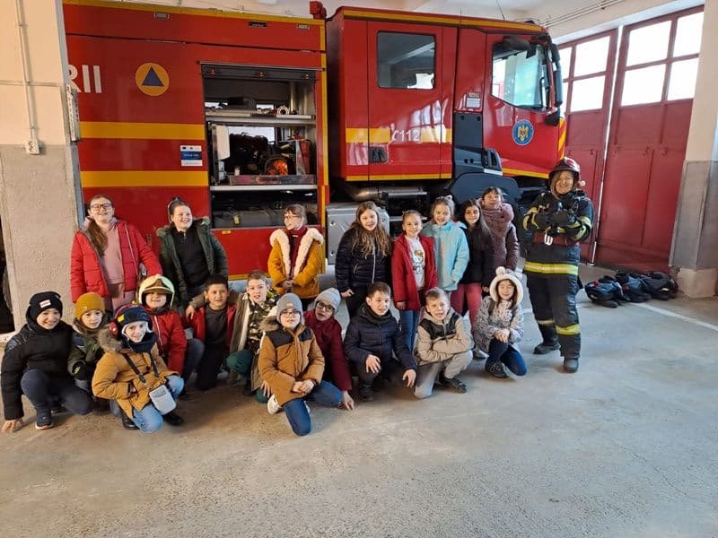 O nouă zi de „școală altfel” petrecută alături de pompieri la Dorohoi - FOTO