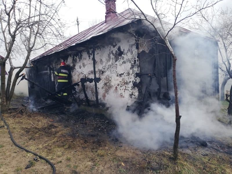 Casă din Horlăceni cuprinsă de flăcări. Pompierii au intervenit pentru stingere - FOTO