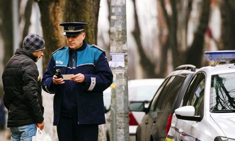 Absenţi nemotivat. Trei elevi prinşi de poliţişti în timp ce chiuleau de la cursuri