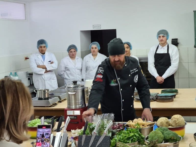Workshop „Food Pairing” susținut de chef Radu Constantin Zărnescu la Liceul Tehnologic „Alexandru Vlahuță” Șendriceni - FOTO