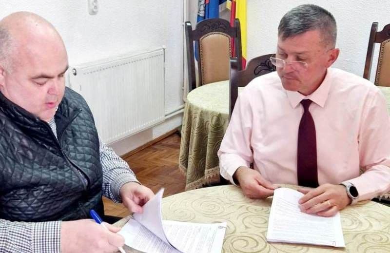 Drumul Măgura va fi asfaltat - primarul comunei Ibănești, Romică Magopeț a semnat contractul de realizare a lucrărilor!