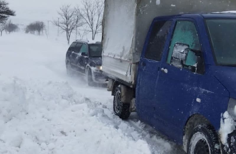 O autoutilitară și mai multe autoturisme rămase înzăpezite pe drumul Botoșani - Săveni, deblocate de pompieri - FOTO