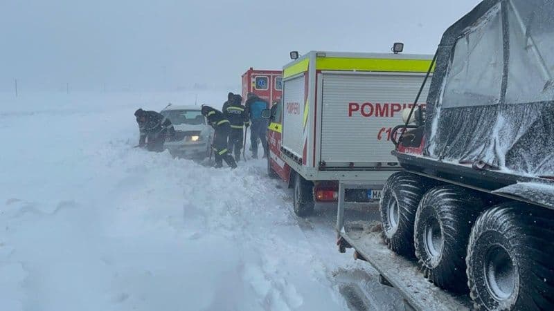 Autoritățile continuă intervențiile pentru scoaterea din nămeți a mașinilor blocate pe drumurile din județul Botoșani - FOTO