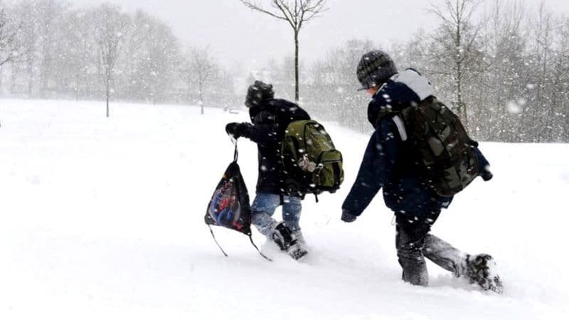 Toate școlile din județul Botoșani vor fi închise joi, 6 aprilie 2023, din cauza zăpezii!