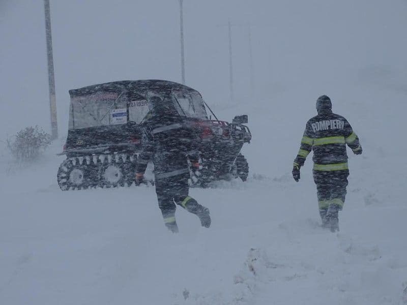 Femeie care avea nevoie de dializă, ajutată de pompieri să ajungă la spital - FOTO