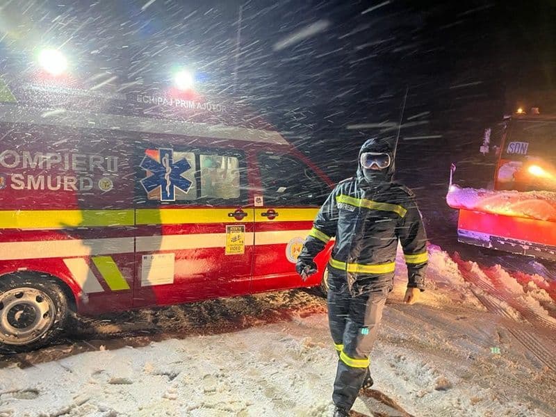 Peste 400 de persoane rămase înzăpezite au fost salvate de pompierii militari și voluntari - FOTO