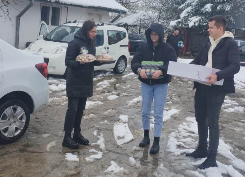 Voluntarii de la Liceul „Regina Maria” din Dorohoi împart bucurie! - FOTO