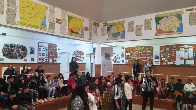 Ziua Internațională a Romilor, sărbătorită la Școala Gimnazială „Ștefan cel Mare” Dorohoi: Copiii au dansat și și-au prezentat obiceiurile