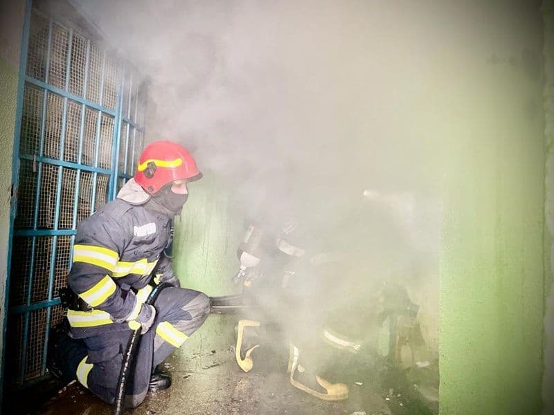 Incendiu izbucnit într-o boxă a unui bloc din Botoșani din cauza unui scurtcircuit - FOTO