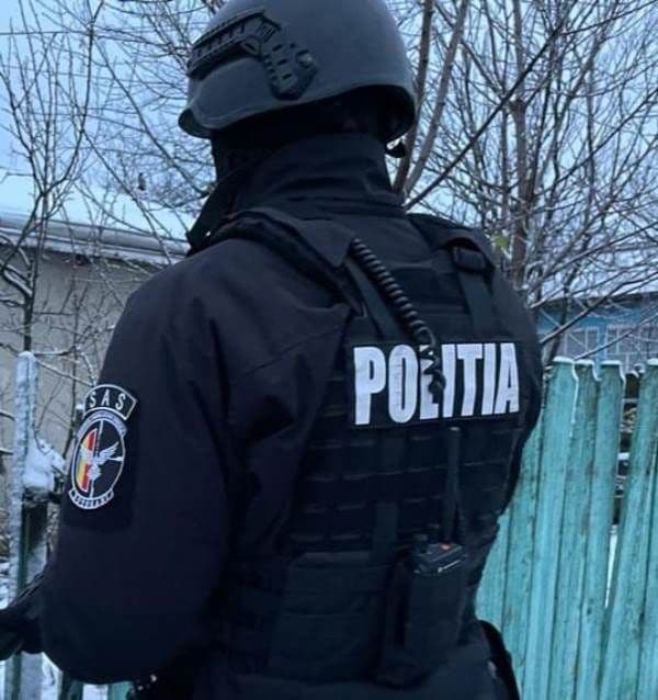 Două persoane, bănuite de lipsire de libertate, loviri și viol, reținute de polițiști în urma unor percheziții - FOTO