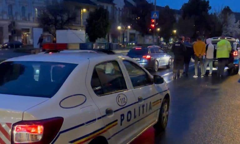 Doi tineri care nu au oprit la semnalele polițiștilor au fost urmăriți și apoi conduși la sediu poliției